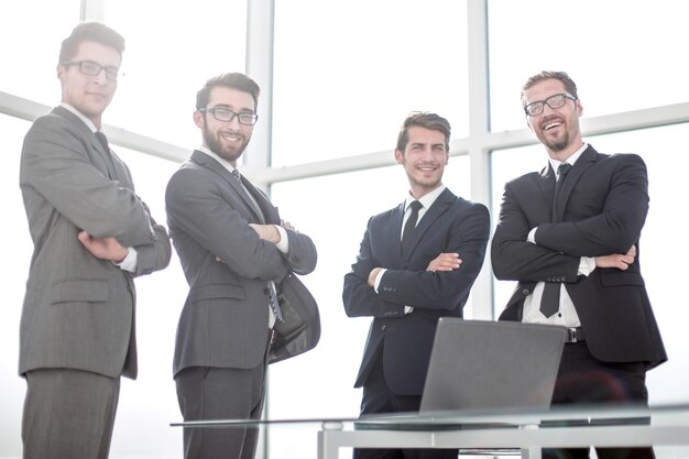 Groep bedrijfsmensen die zich in het bureau bevinden