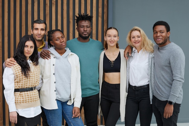 Groep bedrijfsmensen die zich van een modern bureau bevinden