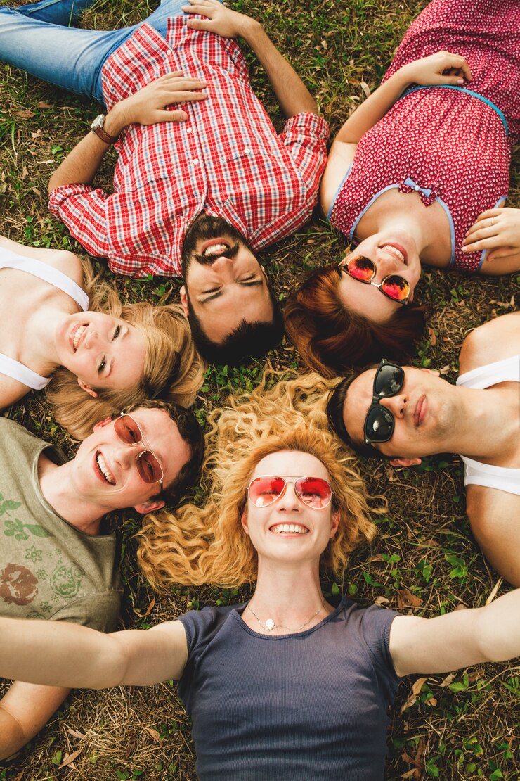 Foto groep beste vrienden samen plezier maken van een selfie