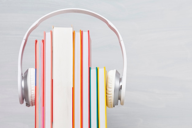 Groep boeken met de oortelefoons. Audioboekjes concept