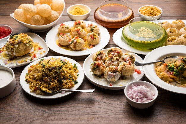 Groep Bombay-chatvoedsel omvat golgappa of panipuri, bhel-puri, sev-poori, dahipuri, Ragda pattice, raj kachori enz. Selectieve focus