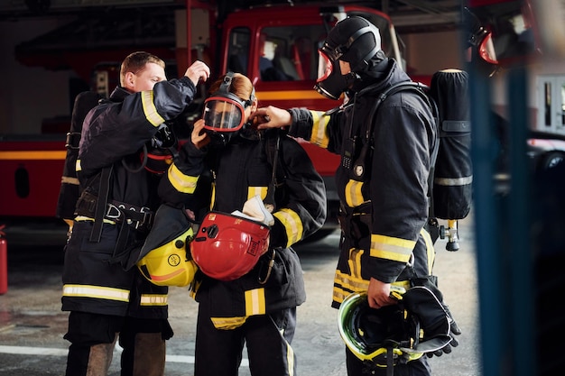 Groep brandweerlieden in beschermend uniform op het station