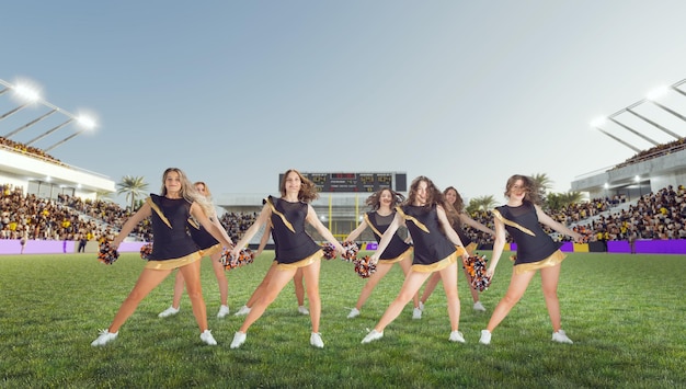 Groep cheerleaders in actie op stadion