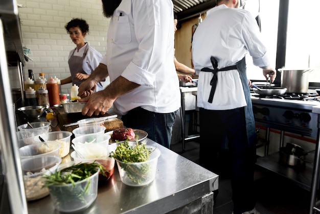 Groep chef-koks die in de keuken werken