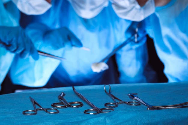 Foto groep chirurgen die veiligheidsmaskers dragen die verrichtingen uitvoeren. geneeskunde concept.