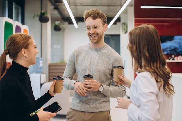 Groep collega's die een koffiepauze nemen op kantoor