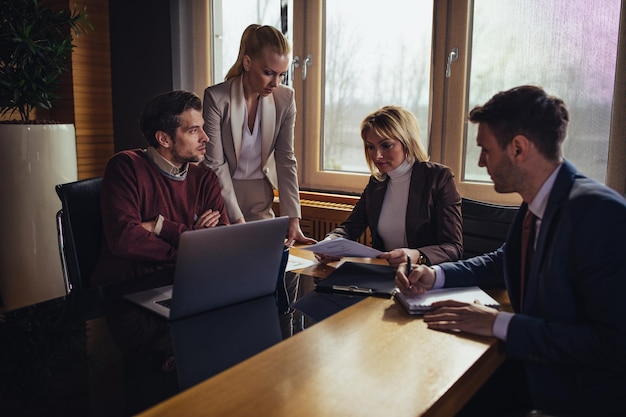 Groep collega's die een vergadering hebben in de bestuurskamer op het werk