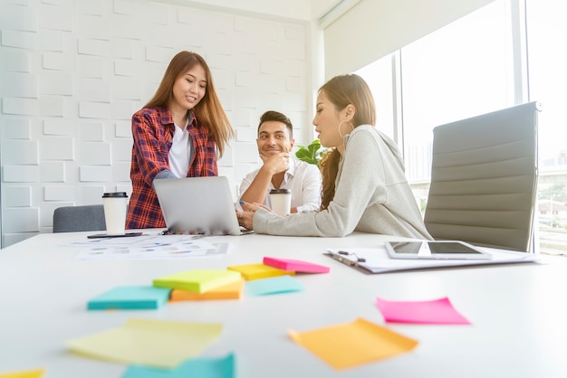 Groep collega&#39;s die en in bureau brainstormen bespreken. Bedrijfsconcept teamwerk.