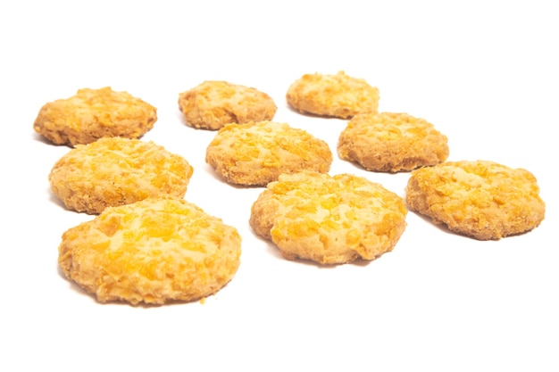 Groep cornflakes koekjes geïsoleerd op witte achtergrond clipping pad