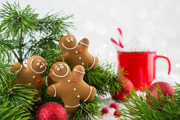 Groep de glimlachende koekjes van peperkoekmensen