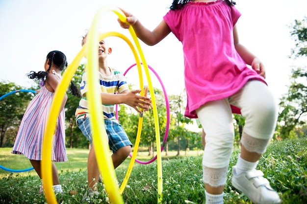 Foto groep die diverse kinderen in het park speelt