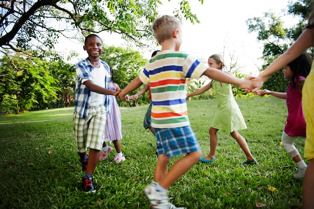 Groep die diverse kinderen in het park speelt