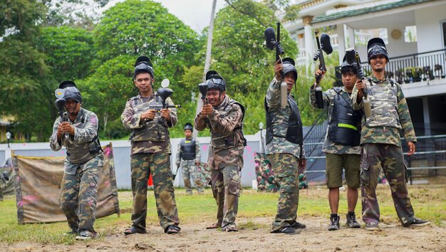 Foto groep die gaat paintballen