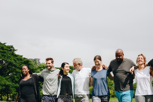 Groep die mensen elkaar in het park koestert