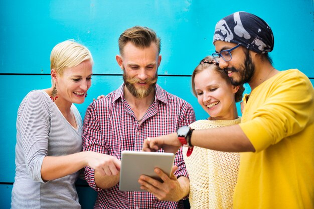 Foto groep die mensen internet concept doorbladeren