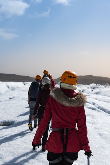 Groep die mensen op de gletsjersleep lopen in ijsland