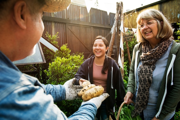 Groep die mensen tuinbinnenplaats samen tuinieren