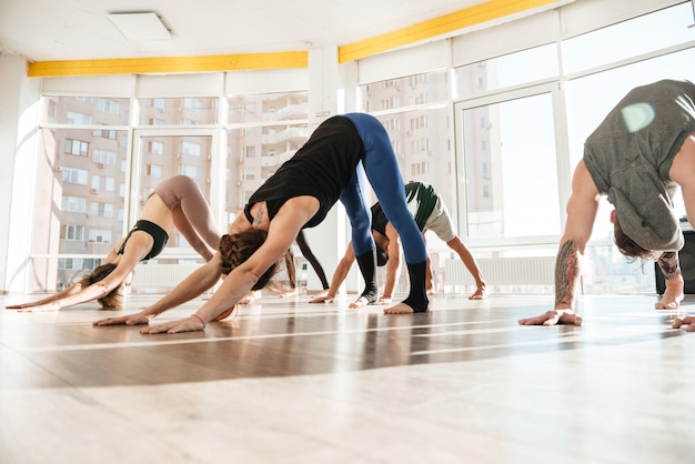 Groep die mensen yoga in studio uitoefenen