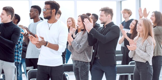 Groep diverse jonge mensen die samen applaudisseren