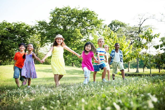 Groep diverse kinderen plezier samen in het park