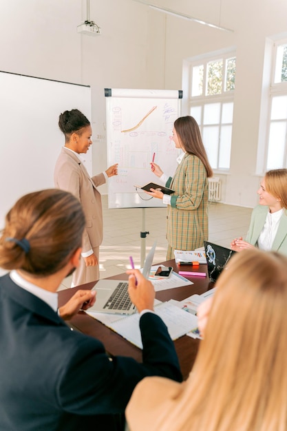 Groep diverse mensen die een commerciële vergadering hebben