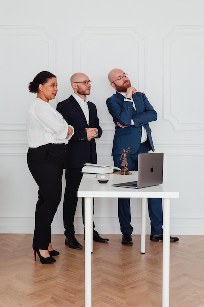 Groep diverse mensen die een commerciële vergadering hebben