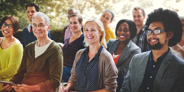 Foto groep diverse mensen in een seminar