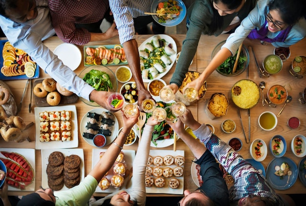 Groep diverse mensen lunchen samen