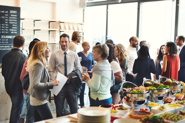 Groep diverse mensen lunchen samen