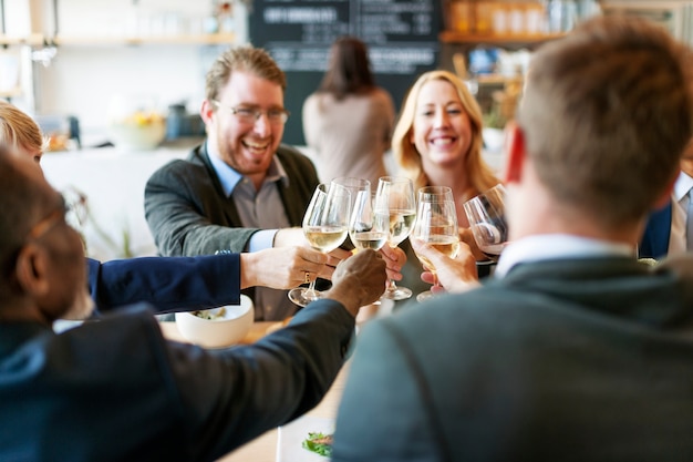 Groep diverse mensen lunchen samen