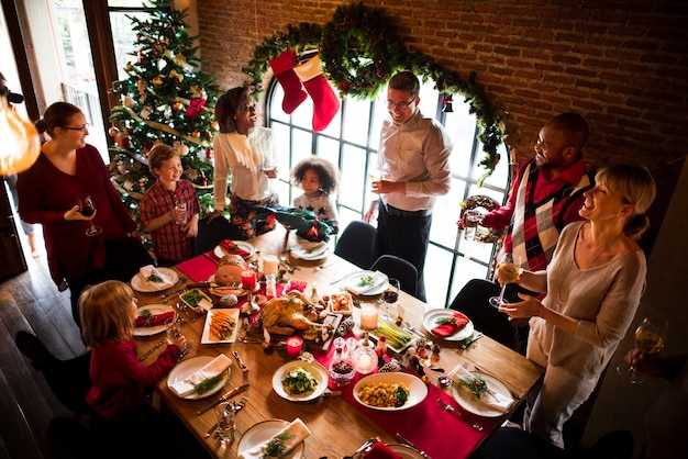 Groep diverse mensen verzamelen voor kerstvakantie