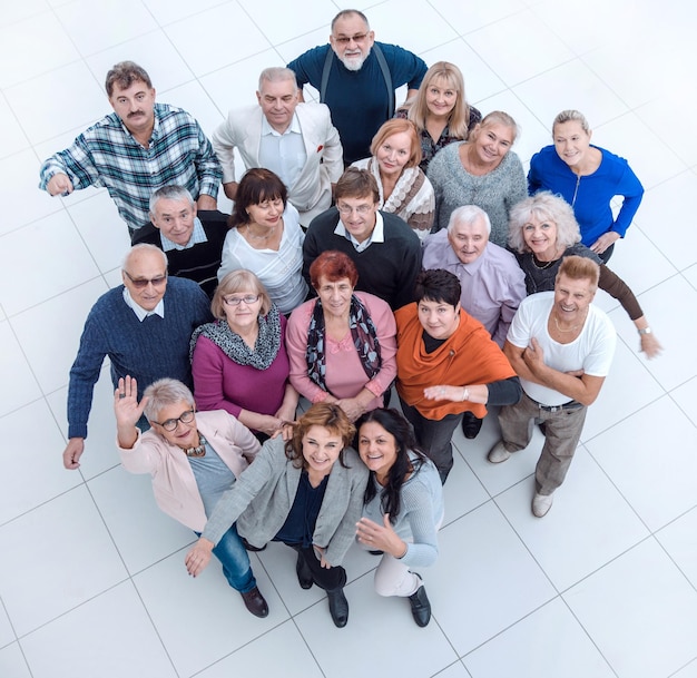 Groep diverse ouderen die samen staan