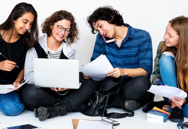 Groep diverse studenten studeren samen