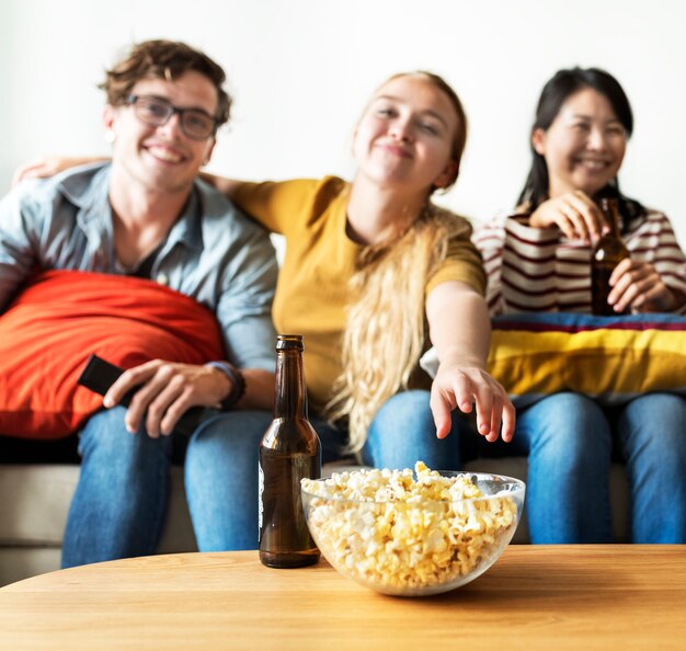 Groep diverse vrienden die een filmnacht hebben