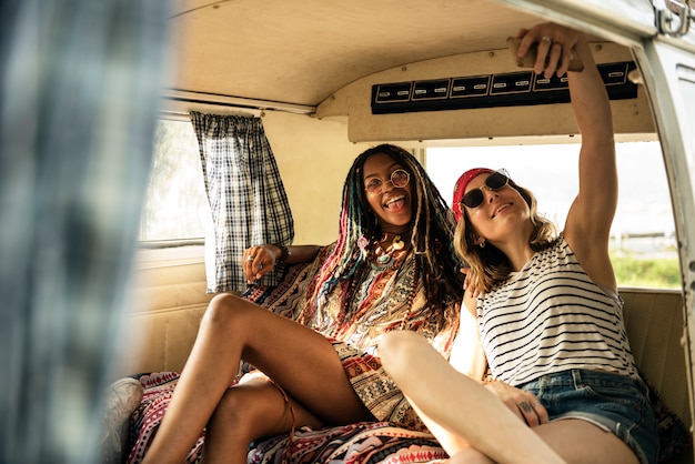 Groep Diverse Vrienden die Selfie in een Wegreis van Auto samen nemen