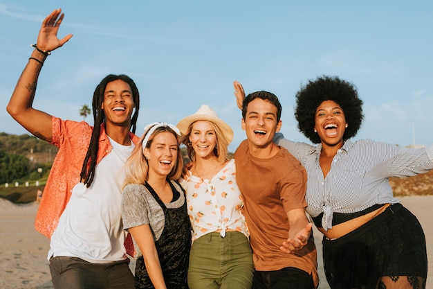 Groep diverse vrienden die uit bij het strand hangen