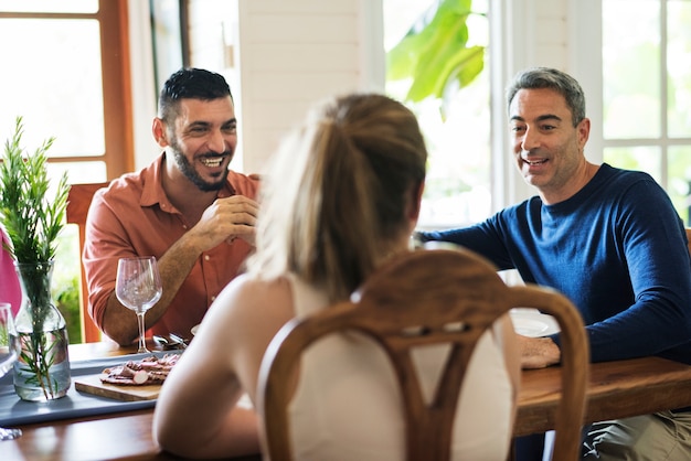 Groep diverse vrienden hebben samen een diner