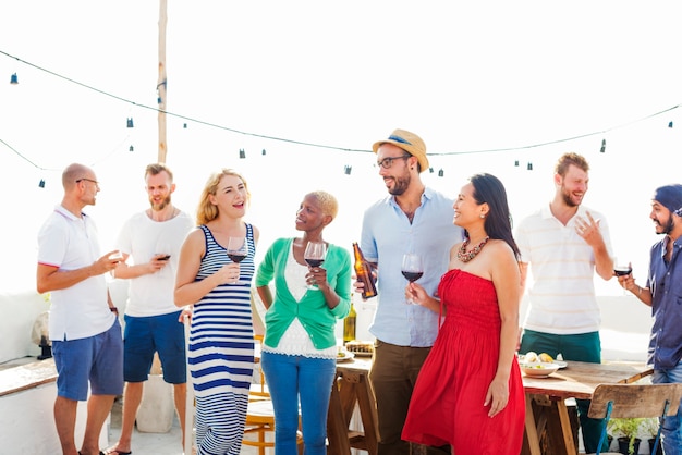 Groep diverse vrienden verzamelen zich samen