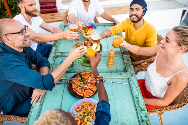 Groep diverse vrienden verzamelen zich samen