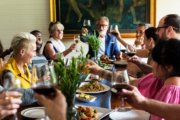 Groep diverse vrienden vieren samen