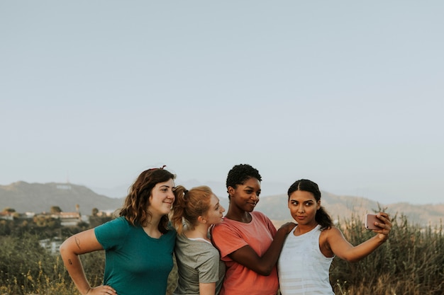 Groep diverse vrouwen die een selfie nemen