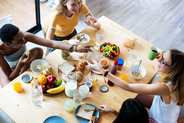 Groep diverse vrouwen die samen ontbijt hebben