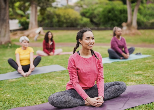 Groep diverse vrouwen die yogaoefening doen bij stadspark