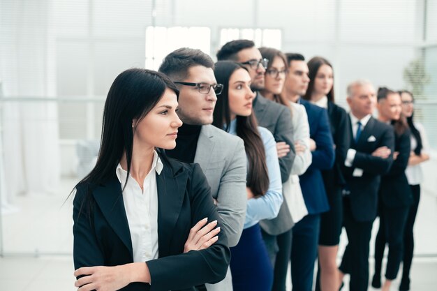 Groep diverse zakenmensen die samen staan. het concept van teamwerk