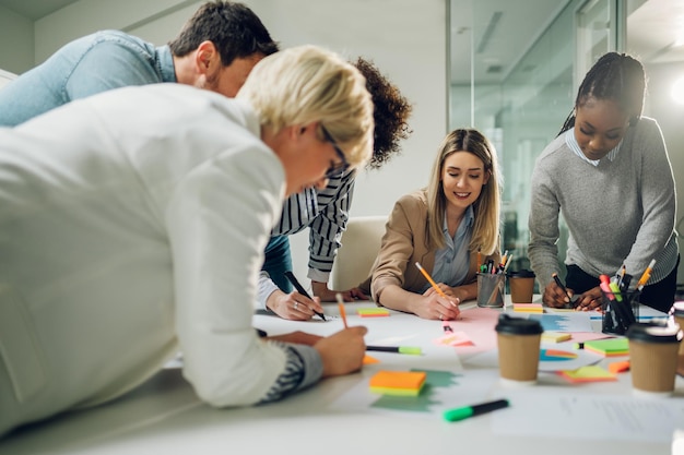 Groep diverse zakenmensen die samenwerken en een vergadering hebben