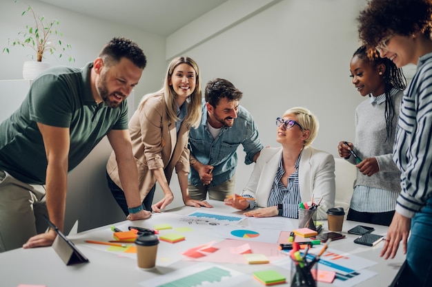 Groep diverse zakenmensen die samenwerken en een vergadering hebben