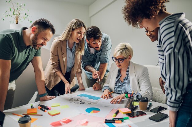 Groep diverse zakenmensen die samenwerken en een vergadering hebben