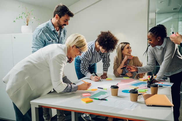 Foto groep diverse zakenmensen die samenwerken en een vergadering hebben