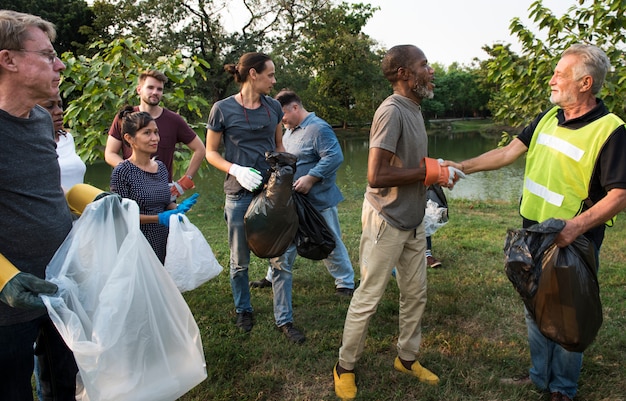 Foto groep diversiteit mensen vrijwillig liefdadigheidsproject