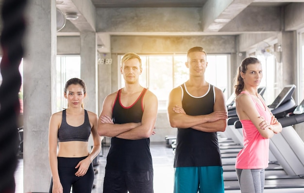 Groep diversiteitsmensen gemotiveerd sportief jong tienervriendelijk team aantrekkelijk in de sportschool